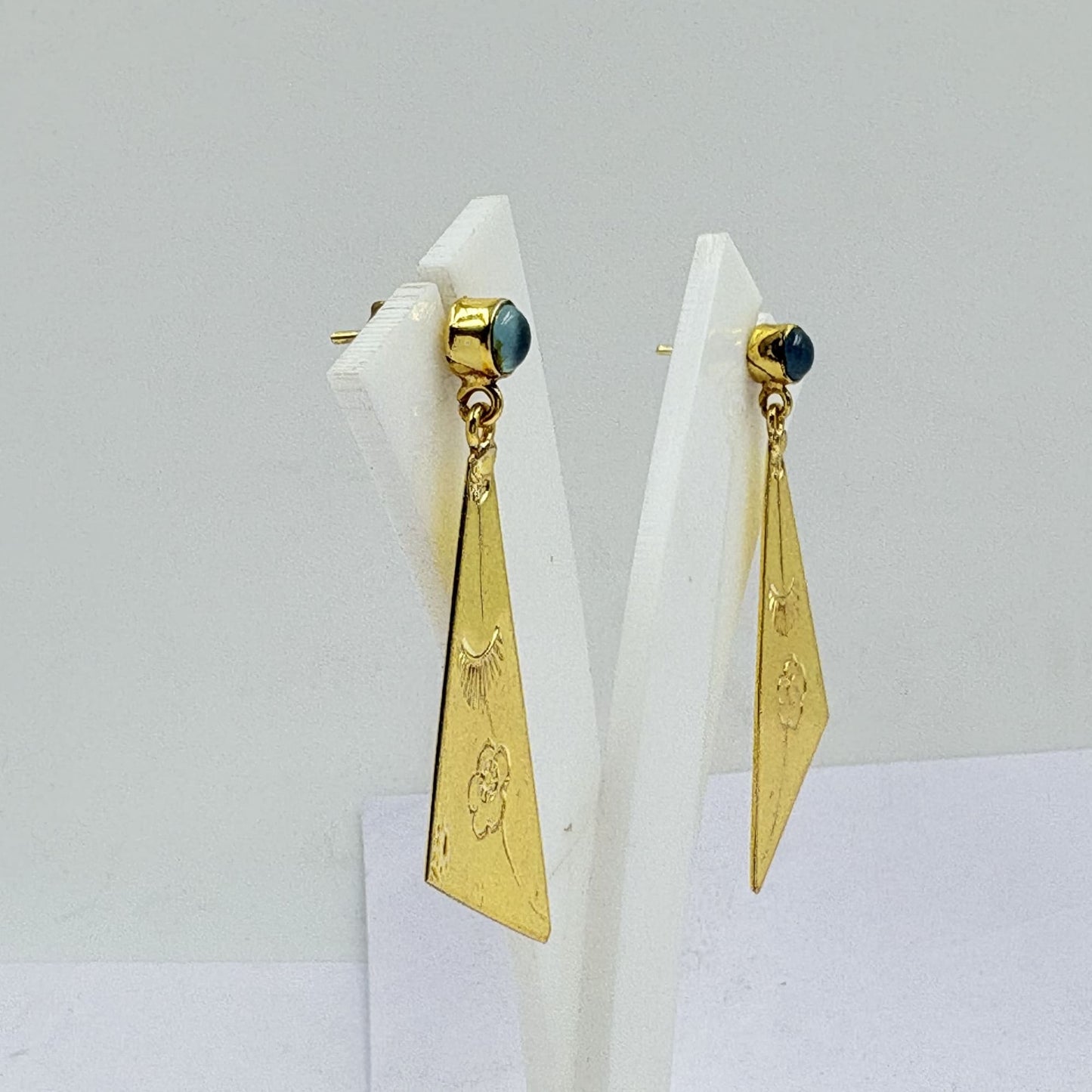 Calsy Onyx Triangle Earrings – Artistic Gold Elegance
