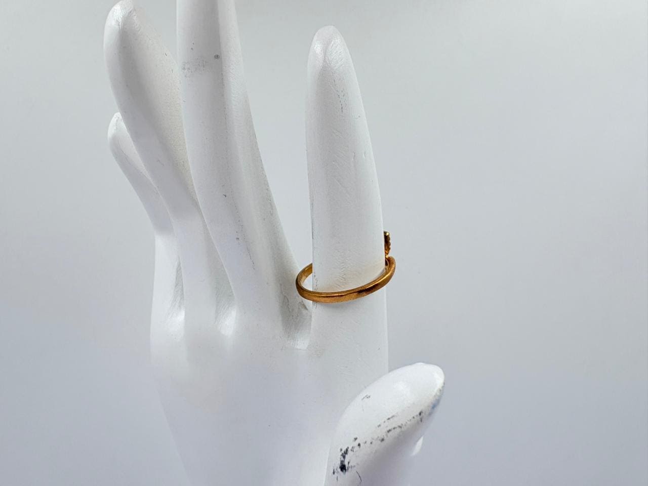 Elegant Leaf-Heart Gold Ring – Unique Design