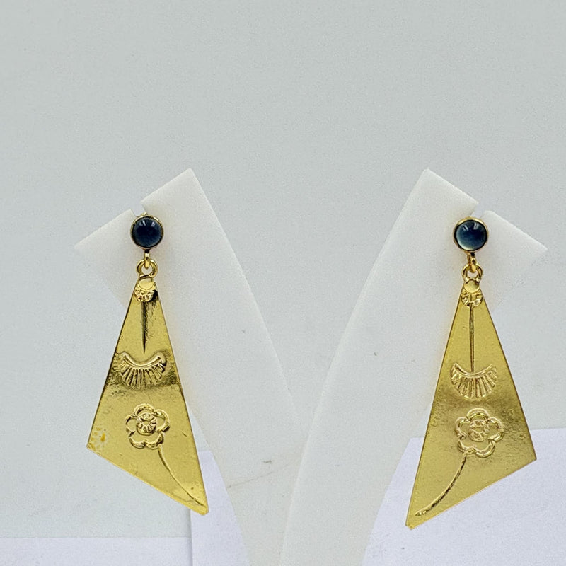 Calsy Onyx Triangle Earrings – Artistic Gold Elegance