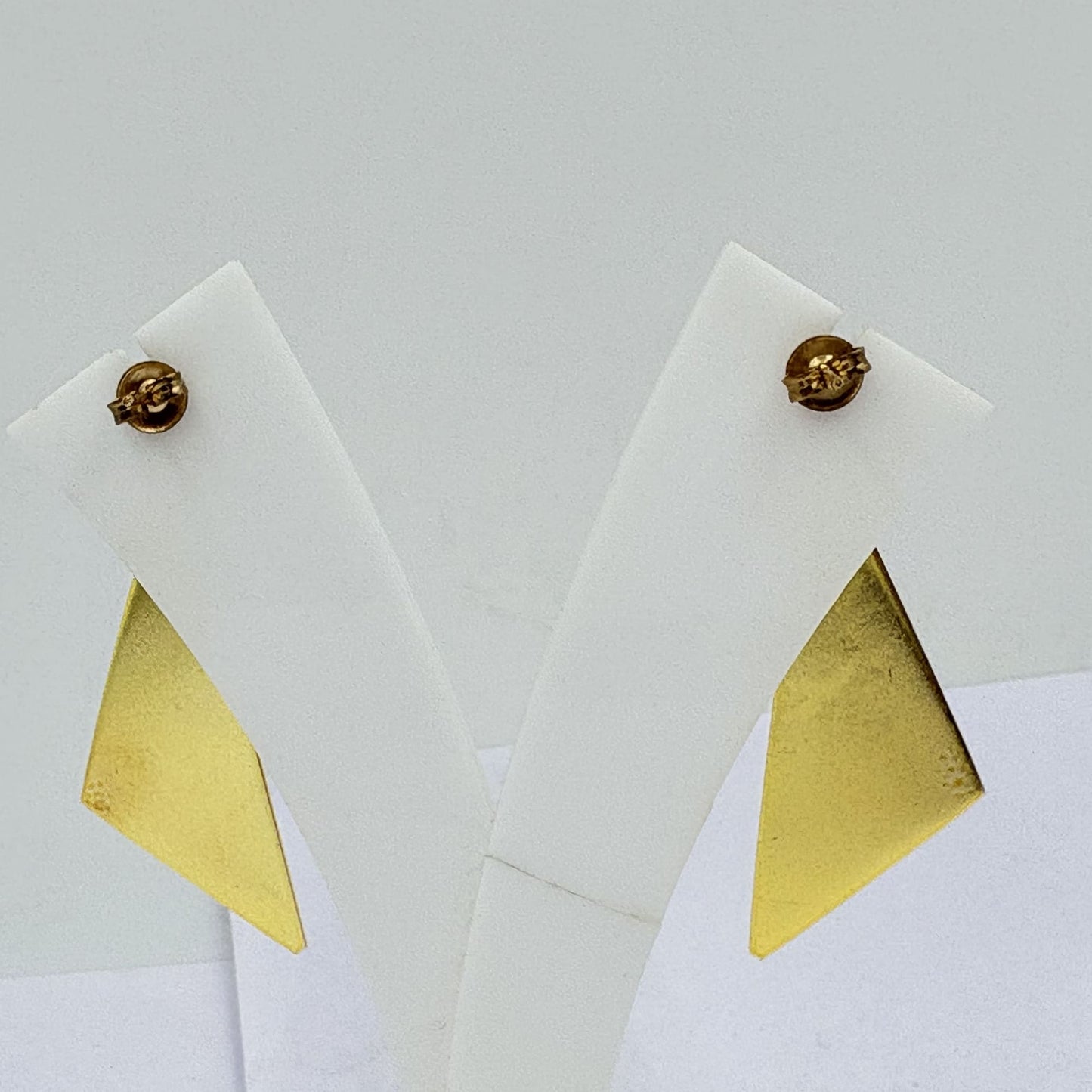 Calsy Onyx Triangle Earrings – Artistic Gold Elegance