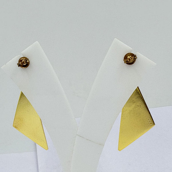 Calsy Onyx Triangle Earrings – Artistic Gold Elegance