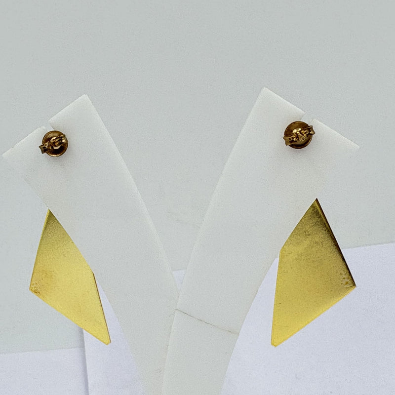 Calsy Onyx Triangle Earrings – Artistic Gold Elegance