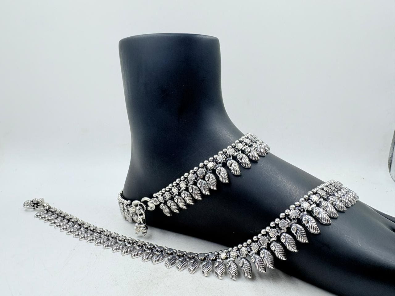 Floral Silver Anklet with Leaf Motifs – Antique Finish 74g Designer Payal (Model No. 10)