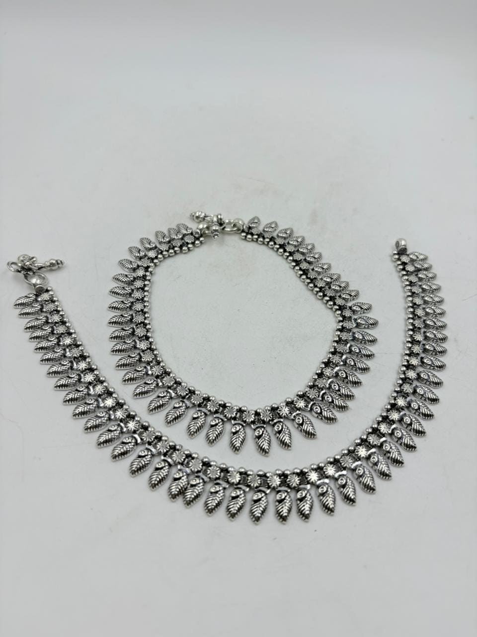 Floral Silver Anklet with Leaf Motifs – Antique Finish 74g Designer Payal (Model No. 10)