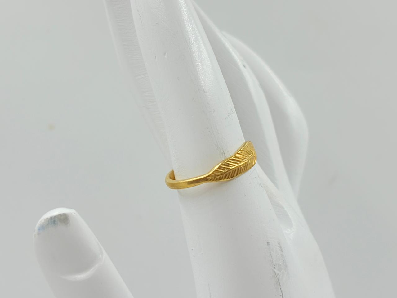 Gold Leaf Ring – Elegant Minimal Design MOBR71