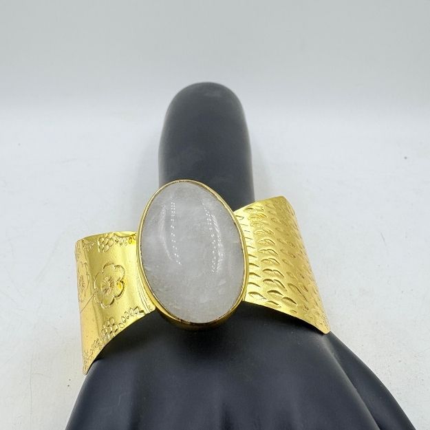 Elegant Brass Bangle with Rose Quartz Stone