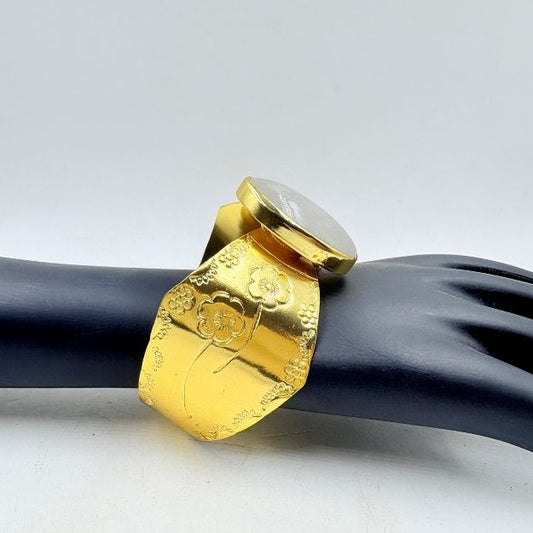 Elegant Brass Bangle with Rose Quartz Stone